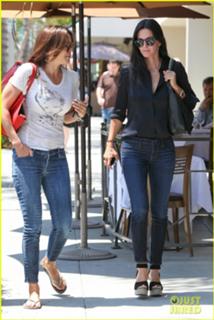 Courteney Cox feet photo thumbnail