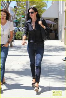 Courteney Cox feet photo thumbnail