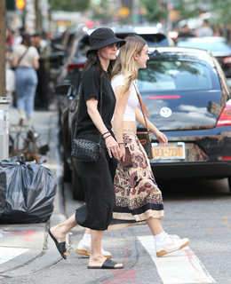Courteney Cox feet photo thumbnail