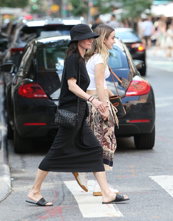 Courteney Cox feet photo thumbnail