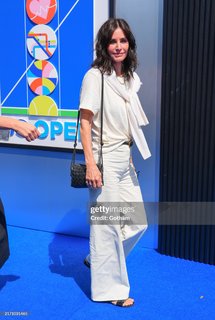 Courteney Cox feet photo thumbnail