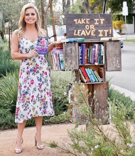 Courtney Friel feet photo thumbnail