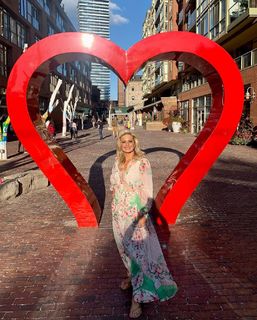 Courtney Friel feet photo thumbnail