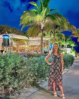 Courtney Friel feet photo thumbnail