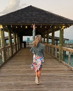 Courtney Friel feet photo thumbnail