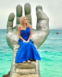 Courtney Friel feet photo thumbnail