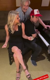 Courtney Friel feet photo thumbnail