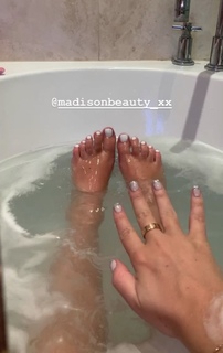 Courtney Green feet photo thumbnail
