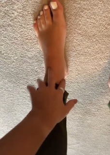 Courtney Green feet photo thumbnail