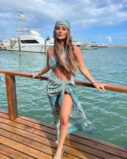 Courtney Green feet photo thumbnail