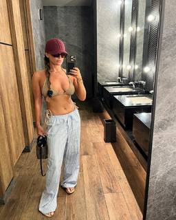 Courtney Green feet photo thumbnail