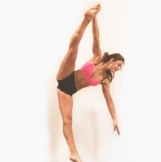 Courtney Hope feet photo thumbnail