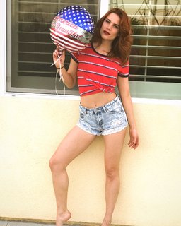Courtney Hope feet photo thumbnail