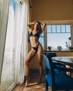 Courtney Hope feet photo thumbnail