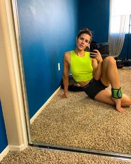 Courtney Hope feet photo thumbnail
