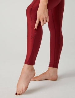 Courtney Hope feet photo thumbnail