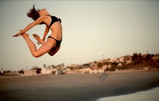 Courtney Hope feet photo thumbnail