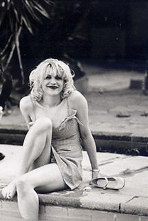 Courtney Love feet photo thumbnail
