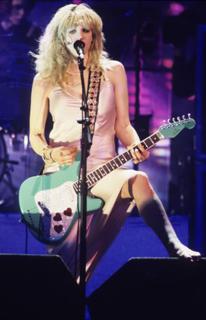 Courtney Love feet photo thumbnail