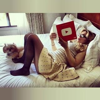 Courtney Love feet photo thumbnail