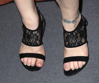 Courtney Love feet photo thumbnail