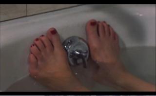 Courtney Love feet photo thumbnail