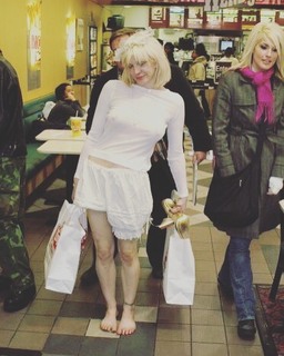 Courtney Love feet photo thumbnail
