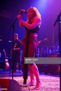 Courtney Love feet photo thumbnail