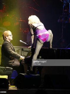 Courtney Love feet photo thumbnail