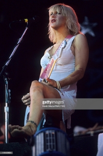 Courtney Love feet photo thumbnail