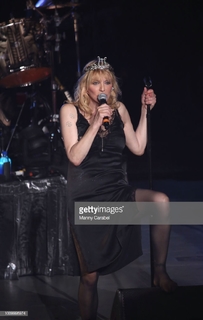 Courtney Love feet photo thumbnail