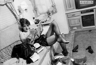 Courtney Love feet photo thumbnail