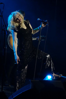 Courtney Love feet photo thumbnail