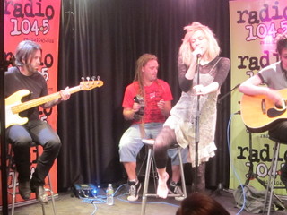 Courtney Love feet photo thumbnail