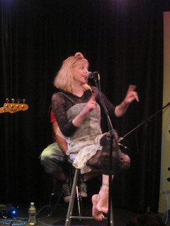 Courtney Love feet photo thumbnail