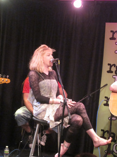 Courtney Love feet photo thumbnail