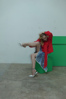 Courtney Love feet photo thumbnail