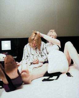 Courtney Love feet photo thumbnail