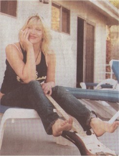 Courtney Love feet photo thumbnail