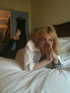 Courtney Love feet photo thumbnail