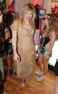 Courtney Love feet photo thumbnail