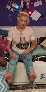 Courtney Miller feet photo thumbnail