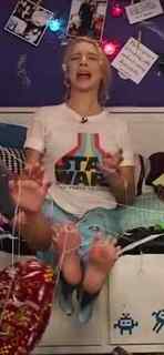 Courtney Miller feet photo thumbnail