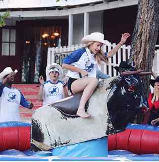 Courtney Miller feet photo thumbnail