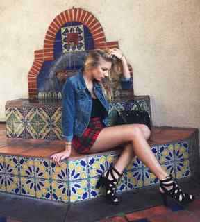 Courtney Miller feet photo thumbnail