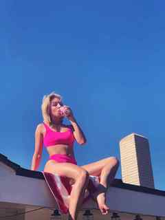 Courtney Miller feet photo thumbnail