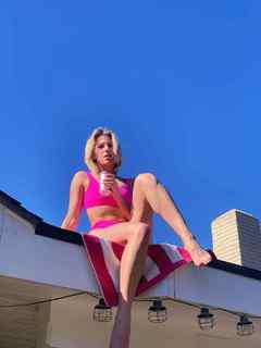 Courtney Miller feet photo thumbnail