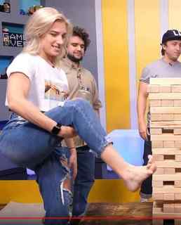 Courtney Miller feet photo thumbnail