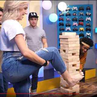 Courtney Miller feet photo thumbnail