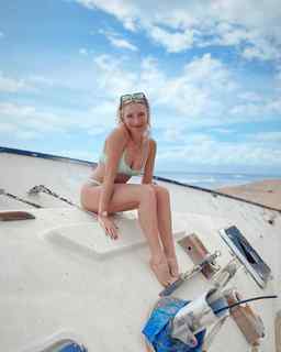 Courtney Miller feet photo thumbnail